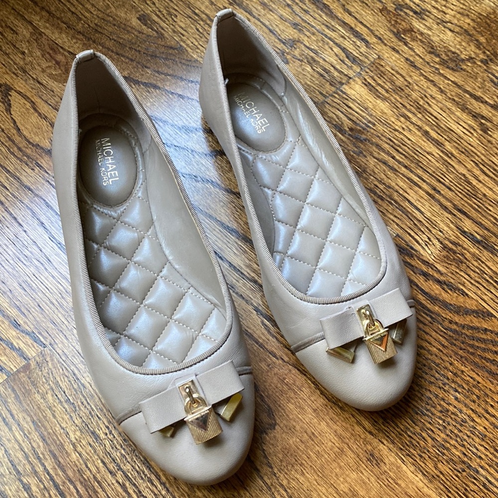 Ladies Michael Kors Tan Flats- barely worn- size 6 1/2